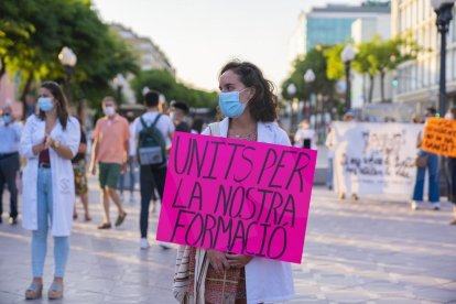 Cerca de doscientas personas, entre profesionales de la medicina y partidarios de una sanidad pública gratuita, participan en la concentración