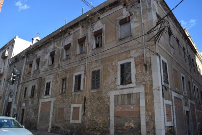 Imatges de les façanes de la part baixa que presenten riscos per despreniment.