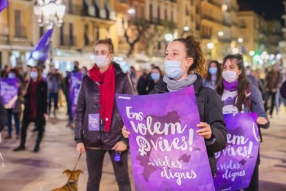 Concentración contra la violencia machista en la paça de la Font en Tarragona.