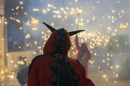 Aquest matí s'ha suspès la cursa de cavalls però a la tarda els elements festius han pogut sortir als carrers del poble.