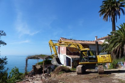 Imagen del inicio del derribo de Cala Morisca, el chalet de Pedrol Rius en Cap Salou.