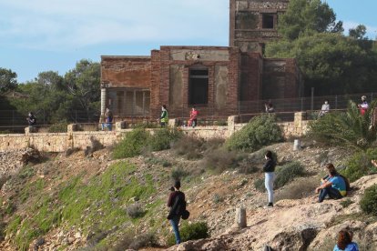 Una cadena humana envolta el preventori de la Savinosa per evitar la construcció d'un hotel