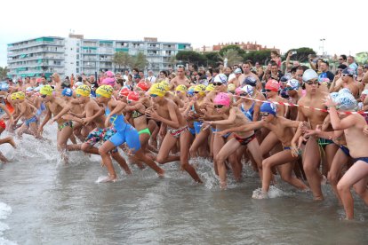 Uns 500 nedadors han participat en la 30ª edició de la travessia de natació a la platja de la Pineda.