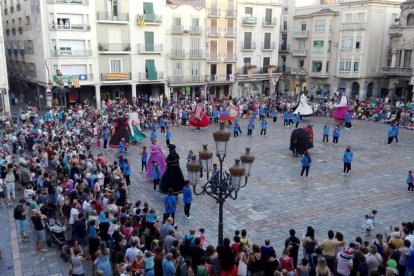 Els Gegants i la Mulassa de Reus ballant a la plaça Mercadal en motiu de l'inici de la Festa Major de Sant Pere 2017.