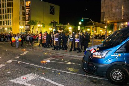 Enfrontaments entre policia i manifestants després de l'acte d'ANC i Òmnium a la plaça Imperial Tarraco de Tarragona