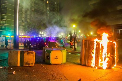 Enfrontaments entre policia i manifestants després de l'acte d'ANC i Òmnium a la plaça Imperial Tarraco de Tarragona