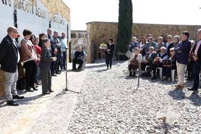 Ofrenda floral en el cementerio de Tarragona en homenaje a las víctimas de la represión franquista.