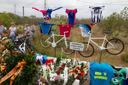 Una setmana després de l'accident, milers de persones han fet una marxa lenta des de Riudoms fins a Montbrió per retre homenatge als ciclistes morts