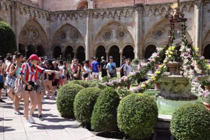 El pati de la Catedral s'omple de visites per veure l'ou com balla, tradició de la celebració de Corpus.