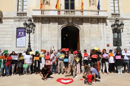 La plaça de la Font ha acollit un centenar de membres de la comunitat musulmana tarragonina.