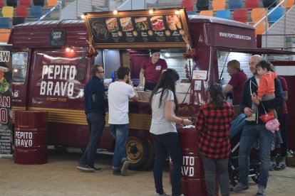 Imatges de les furgonetes restaurant a la Tarraco Arena Plaça.