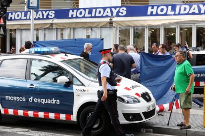 Un hombre muere en una pelea en la calle Carles Buïgas