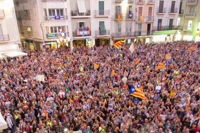 Concentració por la democracia delante del Ayuntamiento de Reus.