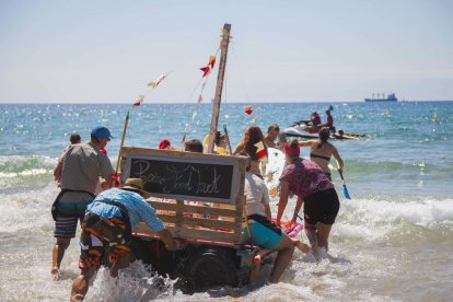 La 9a Travessa d'Andròmines ha tingut lloc aquest dimecres 15 d'agost a la platja del Miracle