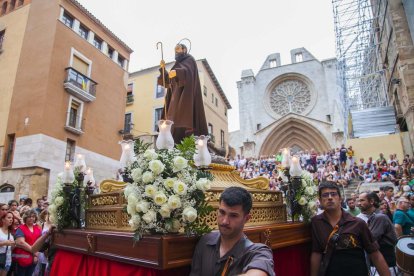 El seguici festiu ha recorregut els carrers de la Part Alta