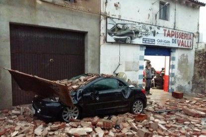 La forta tempesta de pluja i vent que aquest dimecres ha afectat al Camp de Tarragona ha deixat un rastre de desperfectes que moltes poblacions.