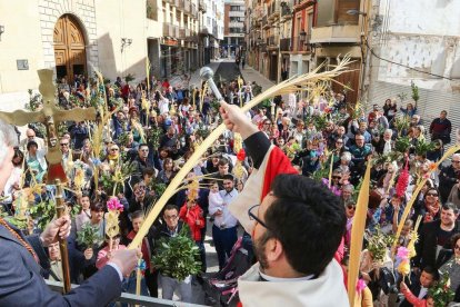 Imatges de la Benedicció de la Palma a l'església de la Sang, l'ofrena del clavell al Crist de la Primera Caiguda, l'ofrena del Ciri Pasqual i el viacrucis del Sant Crist de la Creu