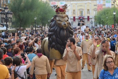 El Seguici de Tarragona camí a la professó de Santa Tecla.