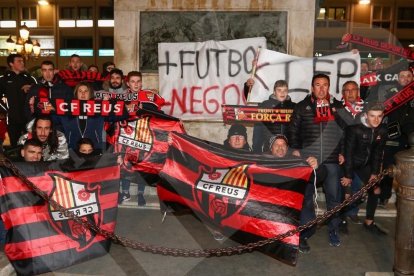 Protesta dels aficionats del CF Reus per la situació del club