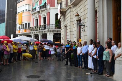 Minuts de silenci als ajuntaments tarragonins en record a les víctimes dels atemptats de Barcelona i Cambrils