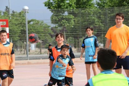 Jornada de portes obertes del Club Handbol Salou a l'escola Voramar.