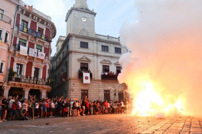 Encendida y primera Tronada Sant Pere