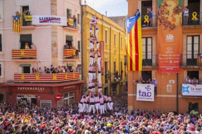 La Jove carrega el 5d9f i el 2d9fm, els Xiquets carreguen el 3d9f, Sant Pere i Sant Pau descarrega el 2d8f i els Xiquets del Serrallo el 2d7