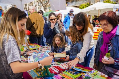 Imatges de la Diada de Sant Jordi 2019 a la Rambla Nova de Tarragona