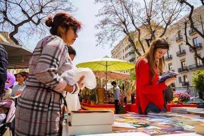 Imatges de la Diada de Sant Jordi 2019 a la Rambla Nova de Tarragona