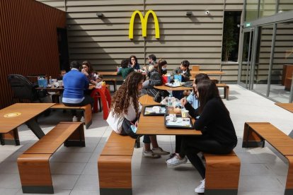 Las largas colas han sido las protagonistas del retorno de la cadena de comida rápida al corazón de la ciudad