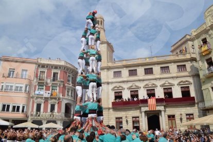 La Diada del Mercadal ha portat a Reus els castells de la Colla Vella dels Xiquets de Valls, dels Castellers de Vilafranca, dels Xiquets de Reus, de la Colla Castellera Capgrossos de Mataró i, finalment, de la Colla Jove Xiquets de Tarragona, que han actuat a plaça seguint aquest ordre.