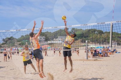 La platja de l'Arrabassada de Tarragona ha acollit aquest cap de setmana la cinquena prova del Campionat Català de Volei Platja.