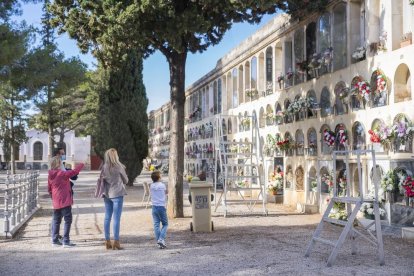 Conmemoración del día de Todos los Santos con ofrenda institucional en el cementerio de Reus