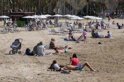 Día de la mona en la playa Llevant de Salou