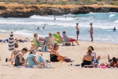 Banyistes a la platja del Miracle