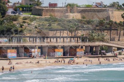 Banyistes a la platja del Miracle