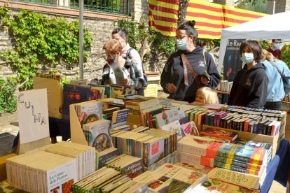 Reus ha celebrado Sant Jordi con los puestos de libros y de rosas en el parque de Sant Jordi. Se ha generado una larga cola para acceder que daba la vuelta al acceso al parque. Los visitantes recibían un número para estar un tiempo marcado dentro del recinto.