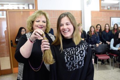 Les alumnes de l'Aura es tallen el cabell per lluitar contra el càncer