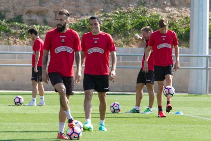 El lateral Ángel Martínez i el migcentre Ramon Folch, en primer terme, durant un entrenament.