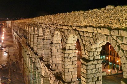 Vista nocturna de l'aqüeducte.