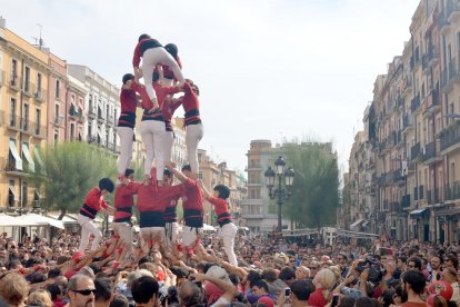 Una imatge de l'actuaió de les colles estrangeres a la plaça de la Font.