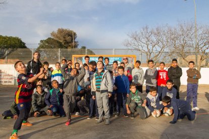 Una setentena de promesas estrenan el fútbol sala con finalidades sociales