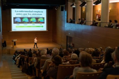 Imatge de la conferència que va oferir la neuropsicòloga de la Fundació Pasqual Maragall, la Dra. Nina Gramunt.