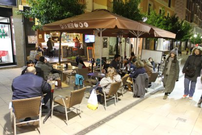 El bar Ca la Meri demana una solució a l'Ajuntament per recuperar la terrassa