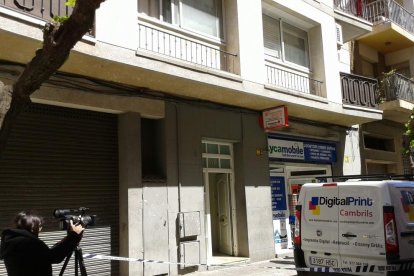 Muere un hombre en un incendio en un piso en Cambrils