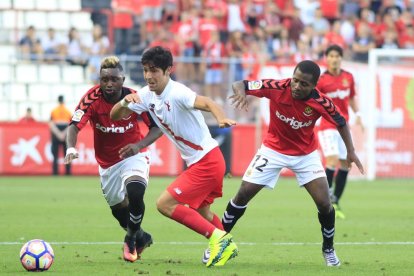 Madinda, a l'esquerra, contra el Sevilla Atlètic.