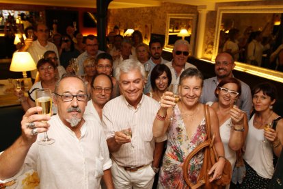 Imatge de la inauguració de l'exposició de Jordi Ferré (a l'esquerra)