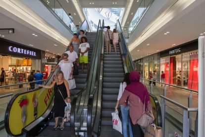 El centro comercial registró a más compradores que los comercços de la ciudad.