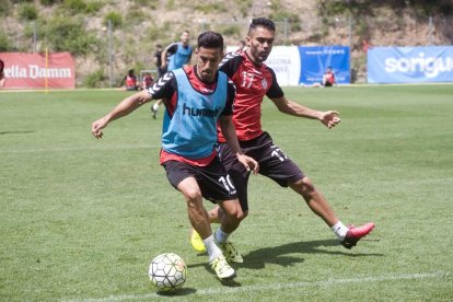 Iago Bouzón, per darrere de Rayco, intentant prendre-li la pilota, durant l'entrenament de dimarts.