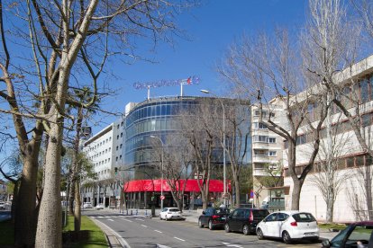 Una imagen de la fachada del Centro Carrefour de Reus, en la avenida Marià Fortuny.